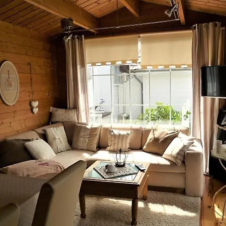 De Graaf Mit Einer Sonnigen Terrasse Und Garten Ijsselmeer