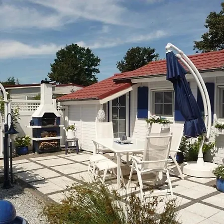De Graaf Mit Einer Sonnigen Terrasse Und Garten Ijsselmeer